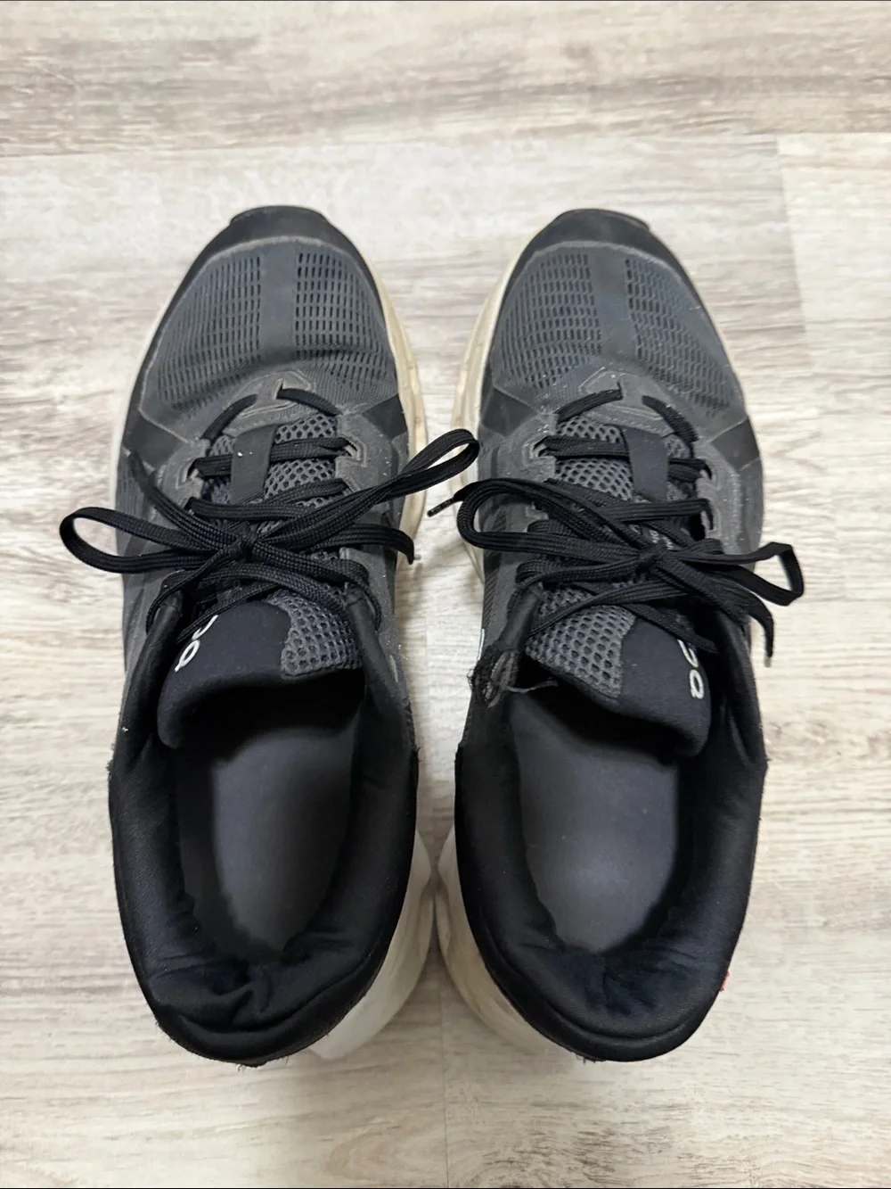 On Running Men's 9 wide Black Athletic Running Shoes